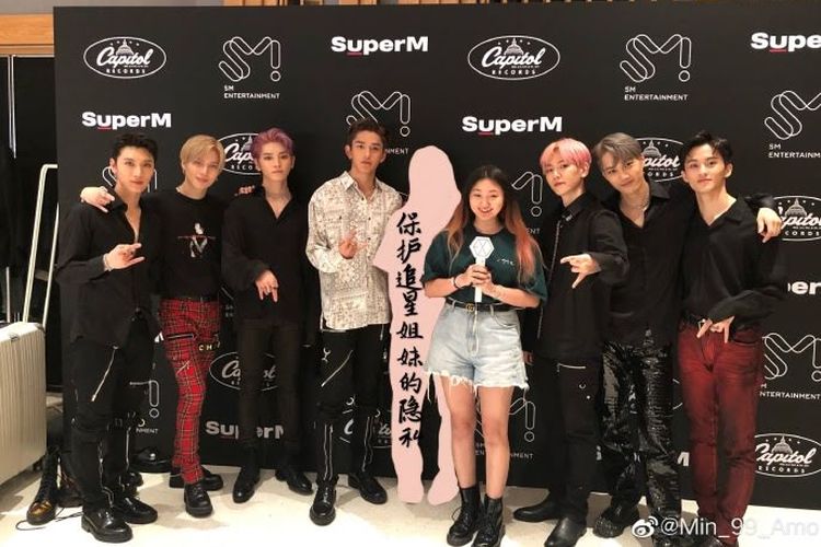 Seorang penggemar beruntung dan temannya berhasil berfoto dengan grup SuperM di penampilan perdana boyband itu di Amerika Serikat, Sabtu (5/10/2019).