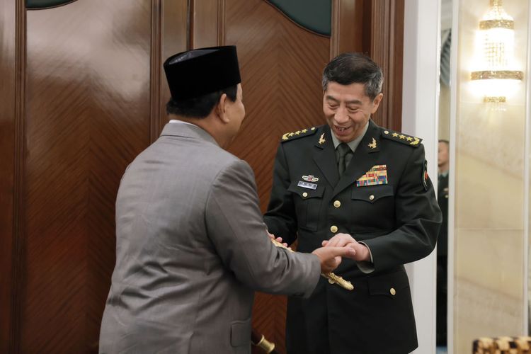 Menteri Pertahanan China Li Shangfu bertemu Prabowo Subianto yang saat itu menjabat sebagai Menteri Pertahanan RI. 