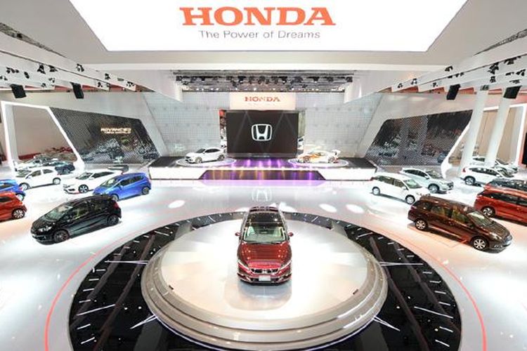 Booth Honda cukup megah di GIIAS 2016.