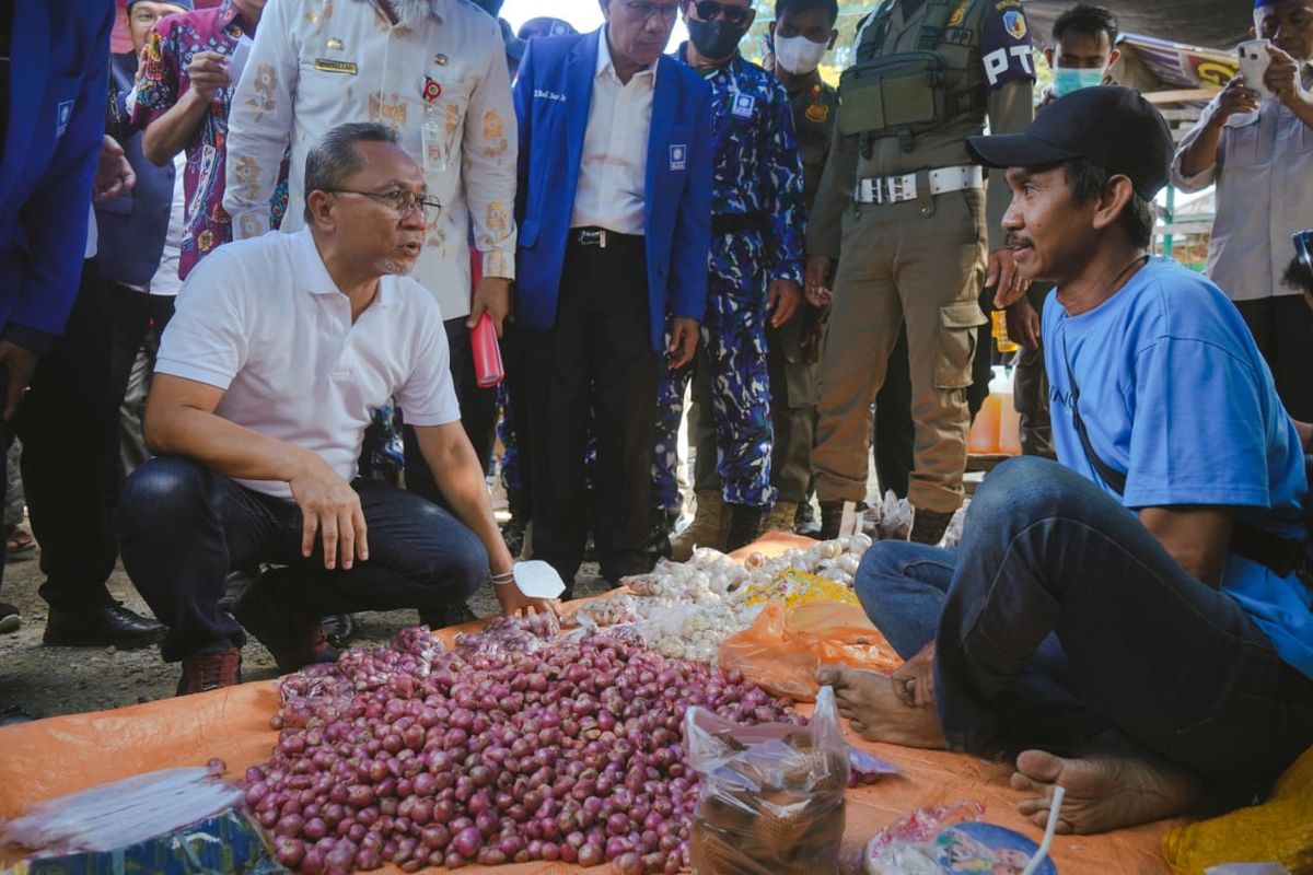 Menteri Perdagangan Zulkifli Hasan blusukan ke Pasar Today, Kabupaten Donggala, Sulawesi Selatan memastikan harga minyak goreng curah dijual sesuai HET Rp 14.000 per liter, Rabu (29/6/2022) dini hari.