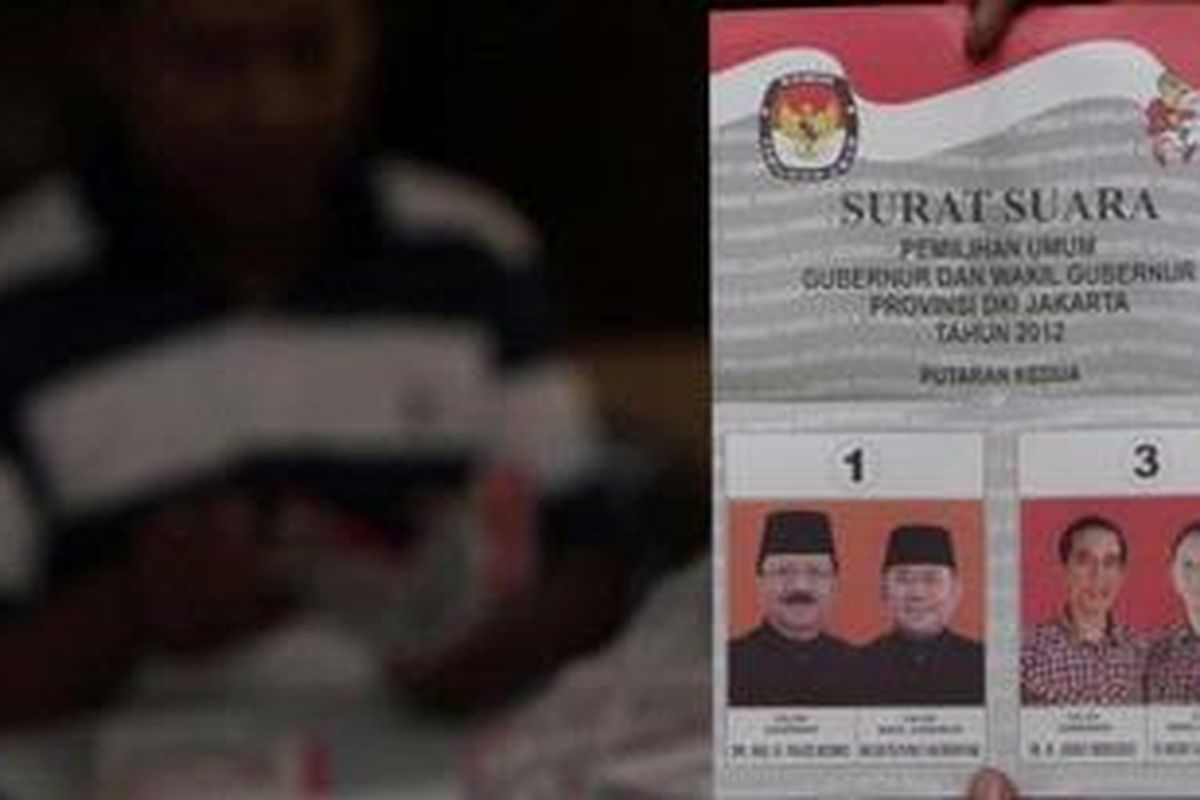 Surat suara Pilkada DKI Jakarta putaran kedua diperiksa di kantor Kecamatan Kebayoran Baru, Jalan Kerinci IX, Jakarta Selatan, Selasa (11/9/2012). Surat suara ini nantinya akan disebarkan ke 253 TPS di 10 kelurahan di Kebayoran Baru untuk melayani 114.500 pemilih pada Pilkada putaran kedua 20 September. 