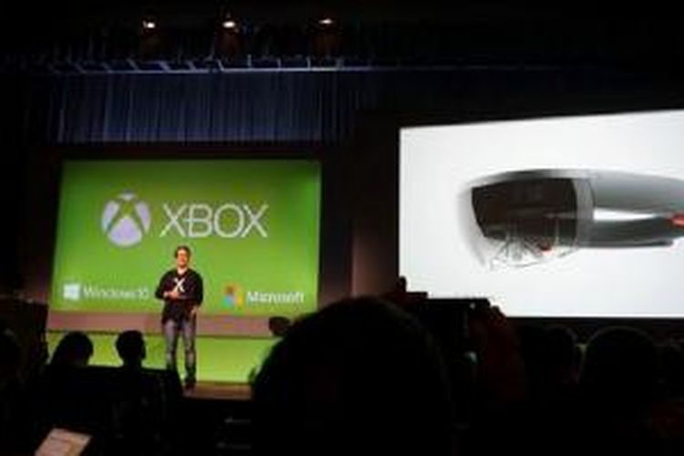 Pimpinan Xbox Phil Spencer mengumumkan bakal menggabungkan pengalaman bermain game di Xbox dengan tampilan HoloLens