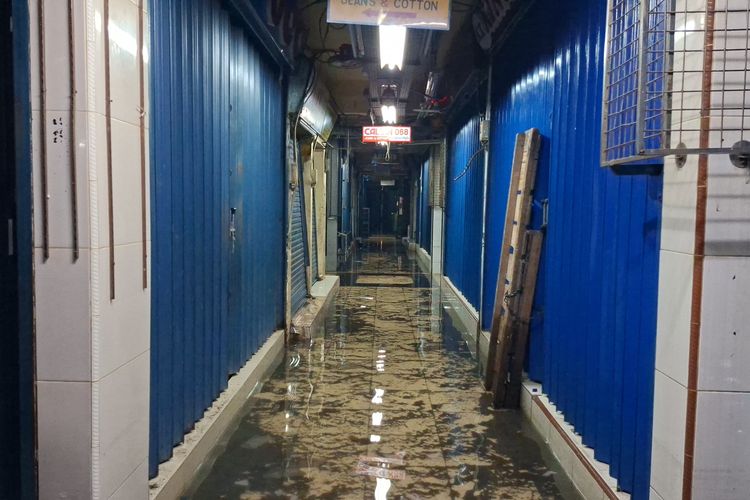 Banjir Belum Surut, Pedagang Balik Lagi ke Pasar Cipulir meski Sudah Sampai Rumah