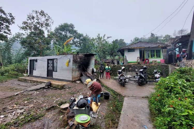 Rumah warga di Bandung Barat hancur disapu angin puting beliung, Minggu (15/8/2022).