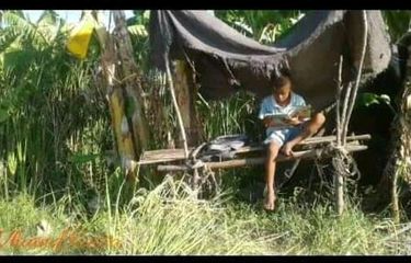 Foto :&nbsp;Thomas Julio Laga (9), sisswa&nbsp;Sekolah Dasar Inpres (SDI) Danga, Kecamatan Aesesa, Kabupaten Nagekeo, NTT belajar di kebun, Sabtu (2/4/2020).