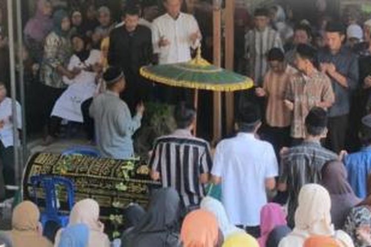 Ratusan pelayat mendoakan jenazah mahasiswi STIM YKPN, Rany Astkilia yang diduga merupakan korban pembunuhan di rumah duka Dusun Randugunting, Desa Blondo, Kecamatan Mungkid, Kabupaten Magelang, Kamis (11/9/2014). 