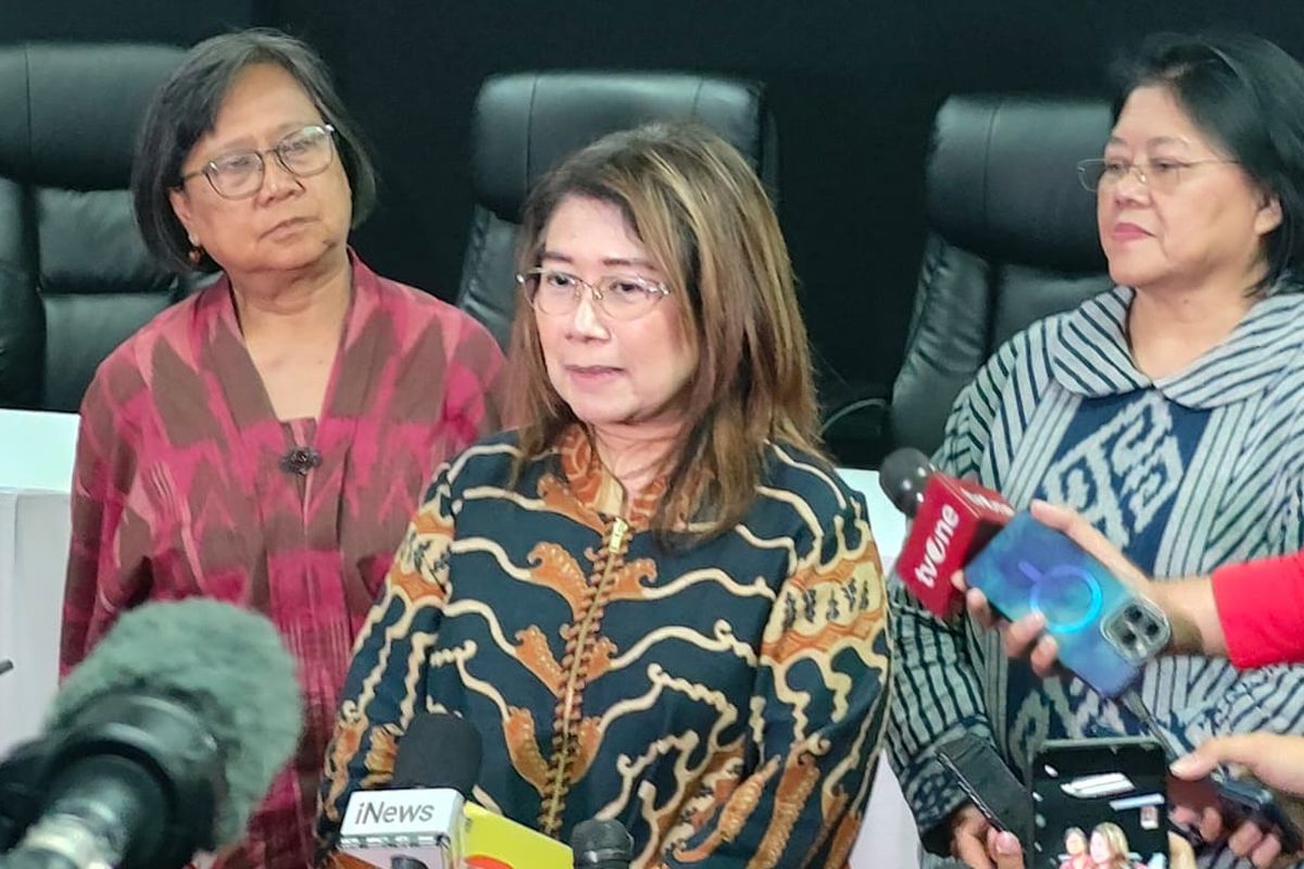 Deputi Inklusi TPN Ganjar Pranowo-Mahfud MD, Jaleswari Pramodhawardhani saat menyanggupi doorstop awak media di Gedung High End, Jakarta Pusat, Rabu (15/11/2023).