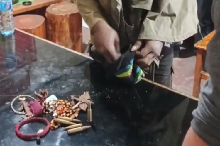 KKB Roberth Wenda, saat mengeluarkan barang-barang dalam tas noken yang digunakan. Saat dikeluarkan ditemukan enam butir amunisi. Pelaku mengakui bahwa amunisi itu miliknya, karena diberikan oleh orang. Penangkapan KKB Roberth Wenda di Wamena, Kabupaten Jayawijaya, Papua Pegunungan, Rabu (23/7/2025).