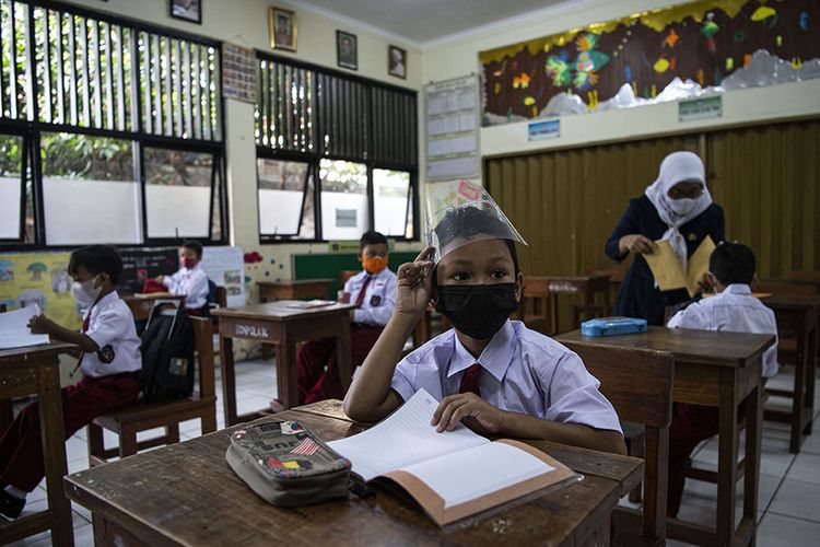 Sejumlah siswa mengikuti pembelajaran tatap muka di SDN Pondok Labu 14 Pagi, Jakarta Selatan, Senin (30/8/2021). Sebanyak 610 sekolah di Ibu Kota menggelar pembelajaran tatap muka secara terbatas dengan protokol kesehatan ketat.