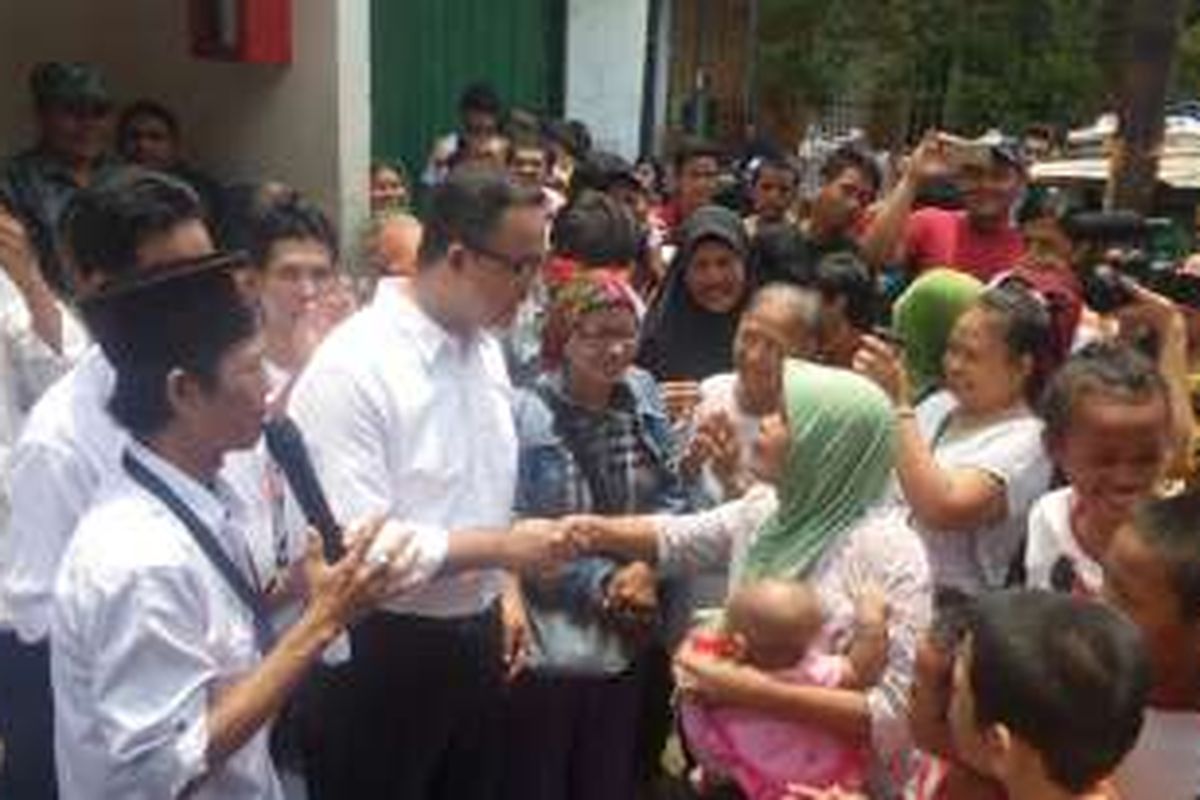 Bakal calon gubernur DKI Jakarta, Anies Baswedan, menyambangi permukiman warga di Kecamatan Kebon Jeruk, Jakarta Barat, Jumat (7/10/2016)