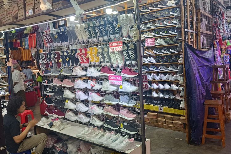 Sneaker di Pasar Pisang, Kota Tua Jakarta