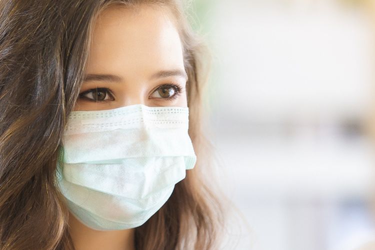 Memakai masker adalah salah satu protokol kesehatan yang tak boleh diabaikan di tengah lonjakan kasus Covid-19. Masker kain maupun masker bedah bisa membantu mengurangi jumlah virus SARS-CoV-2 yang terhirup dari udara, saat berada di sekitar orang yangh terinfeksi Covid-19.