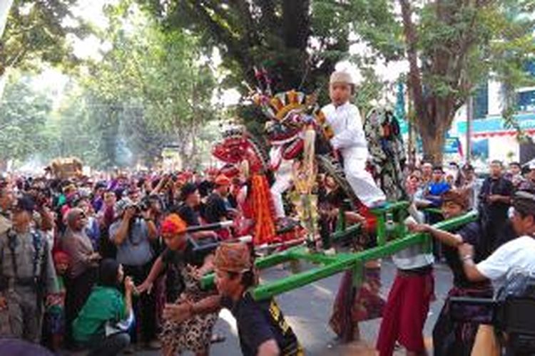 Tradisi Praje Besunat dari masyarakat suku Sasak Lombok meriahkan carnaval bulan budaya Lombok Sumbawa. Acara digelar di sepanjang Jalan Pejanggik, Kota Mataram, Selasa (18/8/2015).