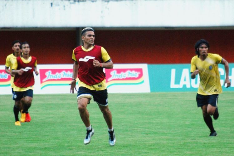 Cristian Gonzales saat mengikuti sesi latihan PSS Sleman di Stadion Maguwoharjo Sleman, Selasa (24/04/2018) sore.