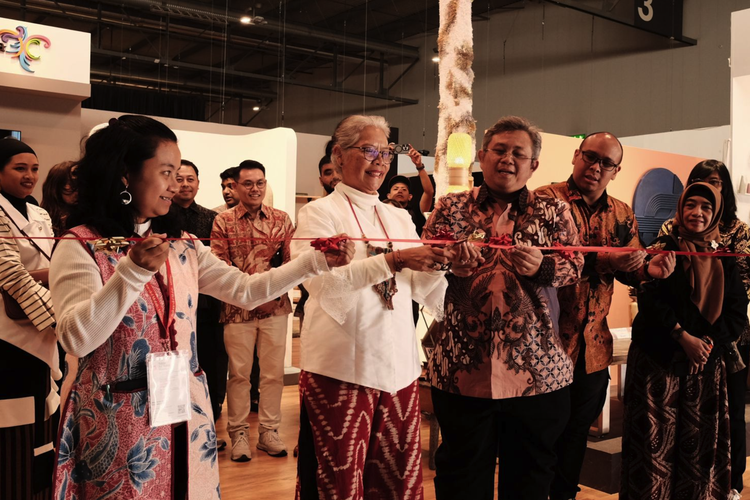 Sesmenparekraf Ni Wayan Giri Adnyani (kedua dari kiri) membuka Paviliun Indonesia pada Salone del Mobile 2024 di Milan, Selasa (16/4/2024).