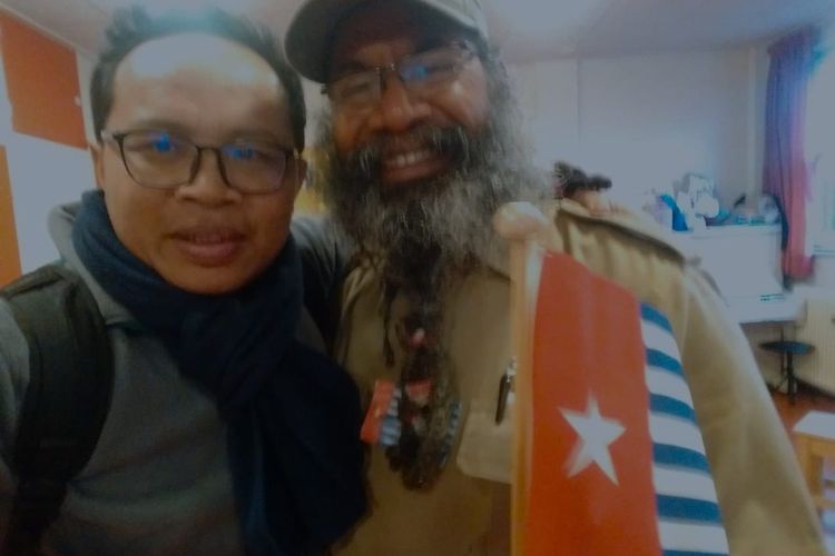Dosen Antropologi Universitas Papua, I Ngurah Suryawan, saat foto bersama dengan tokoh pejuang Papua merdeka, Filep Jacob Samuel Karma (63) pada Februari 2018 di Belanda.