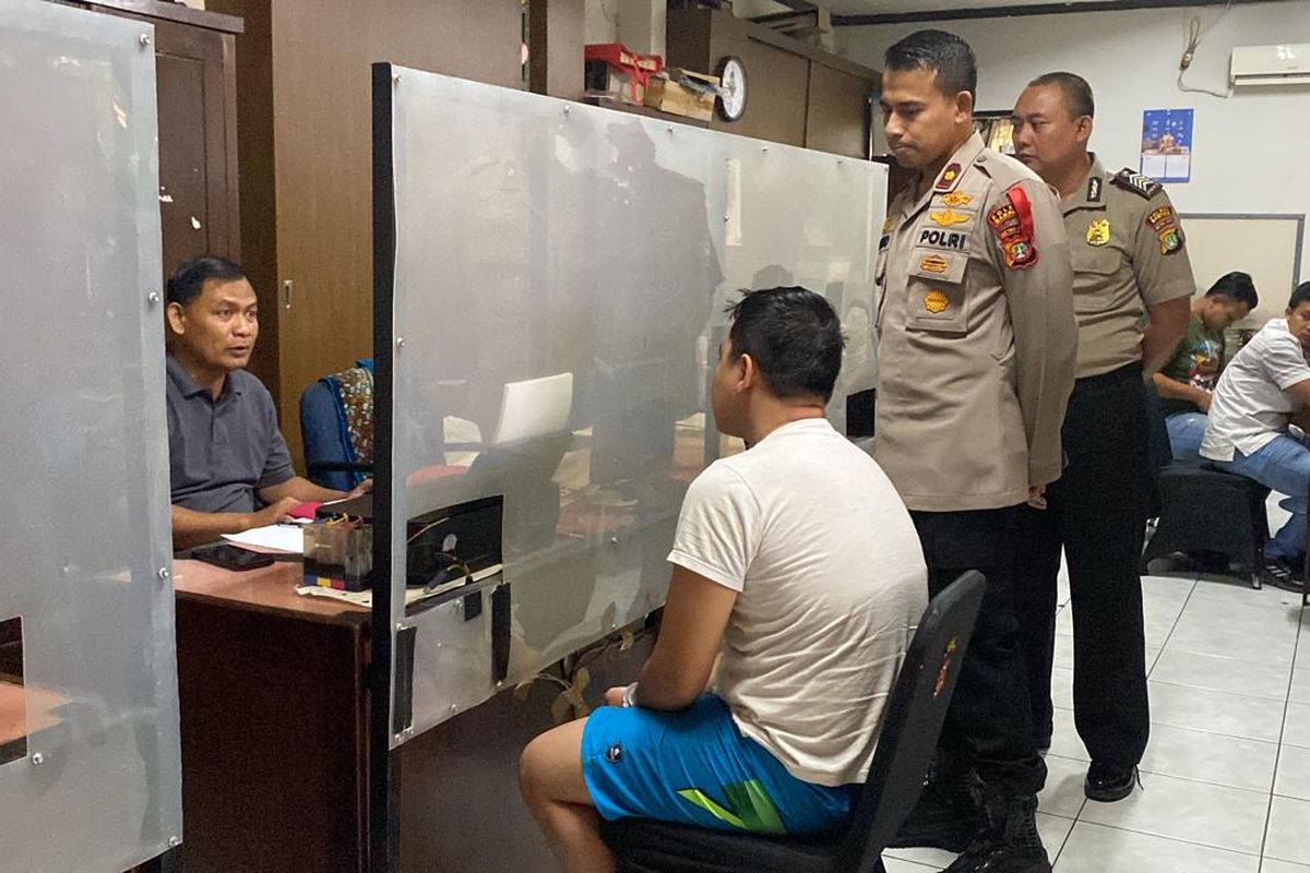 Polisi memeriksa keterangan koboi jalanan berinisial HHR yang menodongkan senpi ke pengendara lain di Jalan Mampang Prapatan Raya, Jakarta Selatan, Sabtu (23/3/2024). 