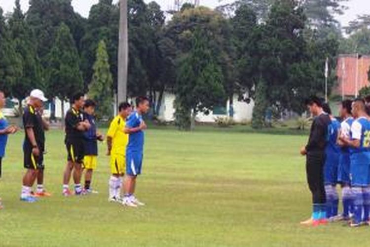 Persib Bandung berlatih di Pusat Pendidikan Polisi Militer (Pusdikpom) Cimahi, Sabtu (28/3/2015) sore. 