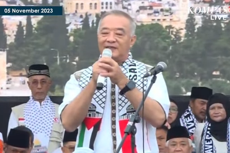 Salah tokoh agama Konghucu turut menyampaikan pesan kepada masyarakat yang hadir dalam Aksi Akbar Bela Palestina di kawasan Monas, Jakarta Pusat, Minggu (5/11/2023). Ia mengatakan bahwa hanya kebajikan yang berkenan bagi Tuhan.