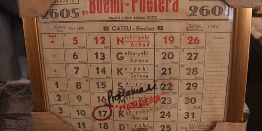 Koleksi kalender bulan Agustus tahun 1945 di stand Batavia Books, zona Kaka, Asian Festival, Gelora Bung Karno.