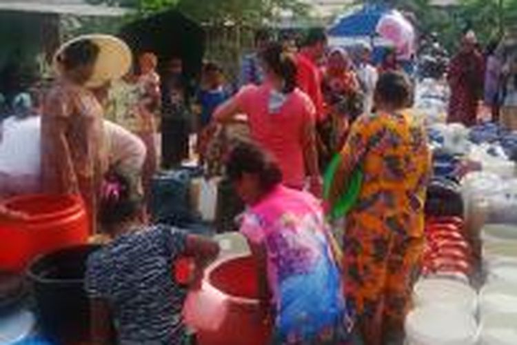 Mudiyat dan Iswandi memberikan bantuan air bersih di 10 Kecamatan se- Samarinda yang dipetakan mengalami krisis iar bersih