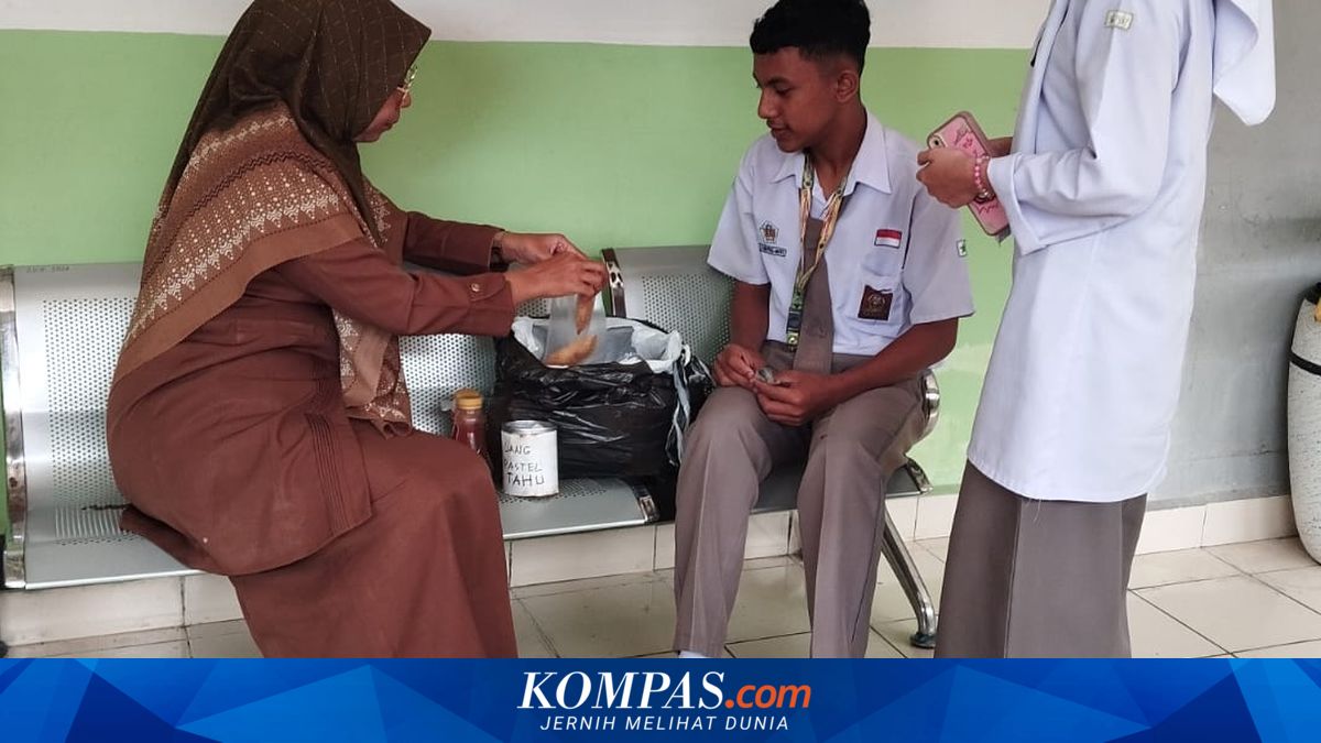 Menjual Pastel di Sekolah, Kisah Nini Kurmala Bertahan Hidup sebagai Guru Honorer ~SN

Klik untuk baca: