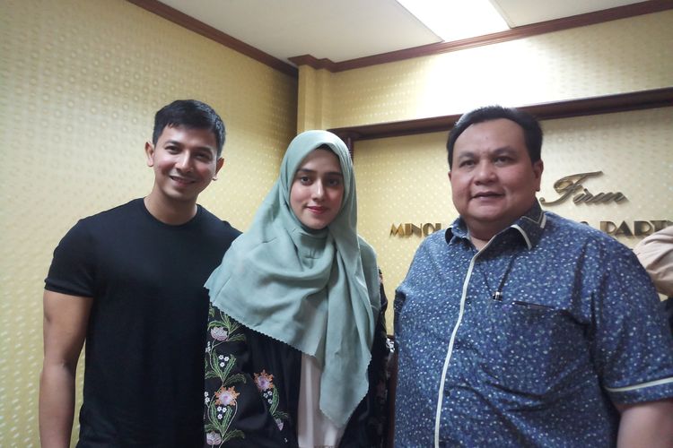 Artis peran Fairuz A Raiq (tengah ), suaminya Sonny Septian (kiri) dan kuasa hukum Minola Sebayang (kanan) saat ditemui di kawasan Kuningan, Jakarta Selatan, Jumat (13/3/2020).