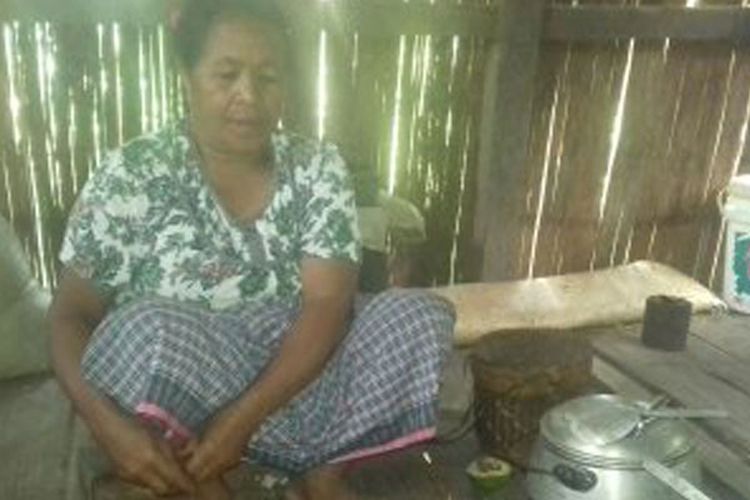 Seorang mama di Kampung Runus, Desa Langgasai, Kecamatan Elar Selatan, Kabupaten Manggarai Timur, Flores, NTT, Minggu (15/4/2018) sedang menunjukkan tibo rawut, makanan khas dan unik dari wilayah Elar Selatan. 