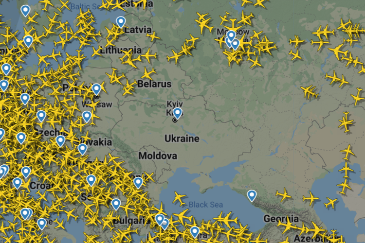 Tangkap layar ruang udara Ukraina yang kosong saat pesawat menghentikan penerbangan dan Ukraina dinyatakan sebagai zona konflik dilansir Flightradar24 pada Kamis (24/2/2022).