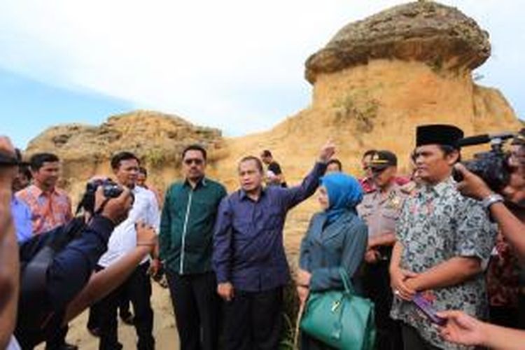 Menteri Desa, Pembangunan Daerah Tertinggal, dan Transmigrasi Marwan Jafar saat berkunjung ke Bukit Jamur, di Desa Bungah, Gresik, Jawa Timur, Sabtu (21/3/2015).