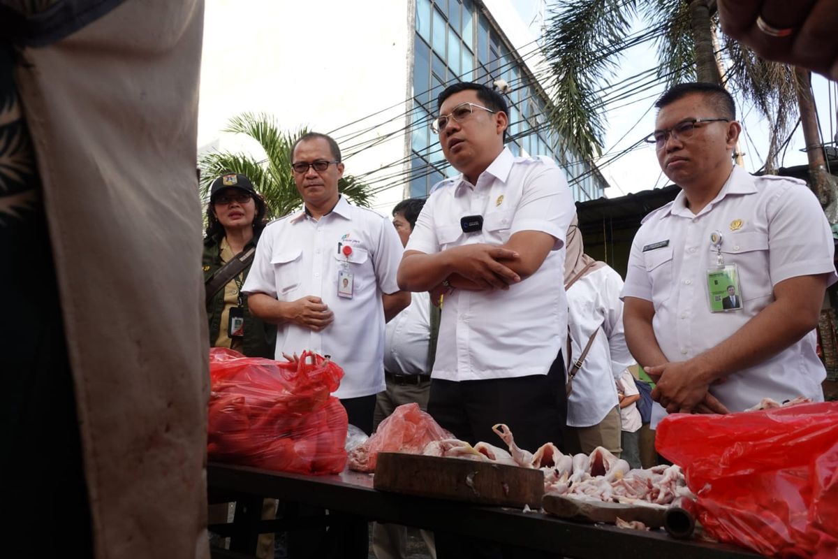 Kepala Bapanas Arief Prasetyo Adi saat mengunjungi Pasar Palmerah, Selasa (27/6/2023).