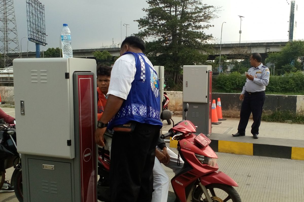 Petugas Dishub turut menjaga gate parking