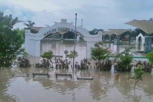 Tak Hanya Permukiman Warga, Kawasan Masjid Banten Lama Terendam Banjir
