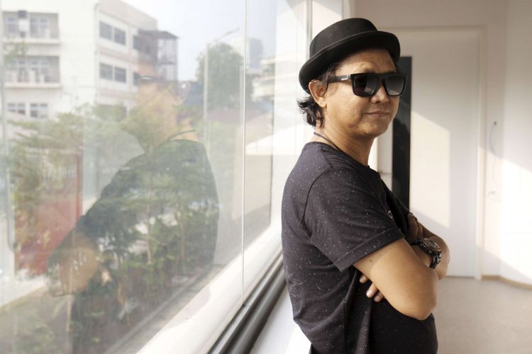 Steven Nugraha Kaligis berpose usai Steven Jam tampil  dalam program musik Selebrasi (Selebritas Beraksi) yang ditayangkan langsung dari Studio 1 Kompas TV, Palmerah Selatan, Jakarta, Selasa (4/9/2018). Penampilan ini menjadi pengobat rindu penikmat musik reggae setelah Steven Nugraha Kaligis, yang juga vokalis Steven & Coconut Treez, lima tahun tak mengeluarkan album solo.