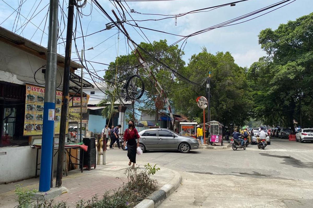 Kabel semrawut dan menjuntai di Jalan Dr Susilo Raya, Grogol Petamburan, Jakarta Barat, Senin (11/9/2023). 