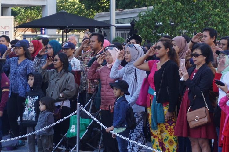 Warga Indonesia di Brisbane khidmat mengikuti jalanya upacara bendera memperingati Hari Kemerdekaan RI ke-72 di King George Square, Sabtu (19/8/2017). 