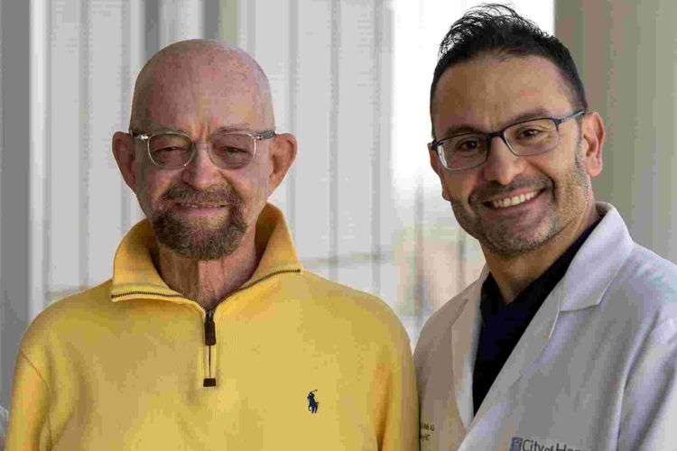 Pria asal Califirnia, AS, Paul Edmonds (tengah) bersama dokter Jana K. Dickter dan Monzr M. Al Malki yang membantunya sembuh dari kanker dan HIV.