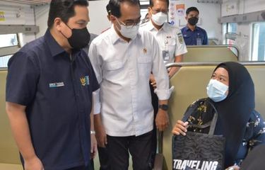 Menteri Perhubungan Budi Karya Sumadi bersama Menteri BUMN Erick Thohir sedang hadir dalam acara uji coba jalur kereta api Cibatu-Garut. 