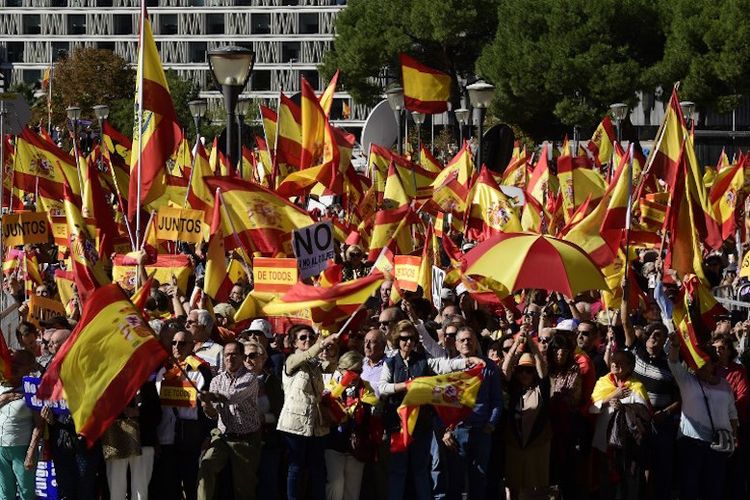 Demonstran mengibarkan bendera Spanyol menyerukan persatuan di Plaza de Colon, Madrid, Sabtu (28/10/2017).