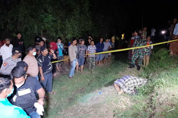 Mayat Teguh Wibowo (32) warga Desa Klitik, Kecamatan Geneng, Kabupaten Ngawi, yang diduga tewas tertanrak kereta pai Gajayana jurusan Malang – Bandung pada Selasa (28) pukul 19:00 WIB.