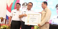 Hadirkan Inovasi Pelayanan Publik, Wali Kota Arief Dianugerahi Bapak Pelayanan Publik Kota Tangerang