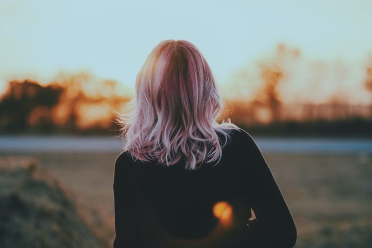 Jika menginginkan warna rambut untuk kulit sawo matang yang lebih berani, kamu bisa memilih warna rambut merah muda.