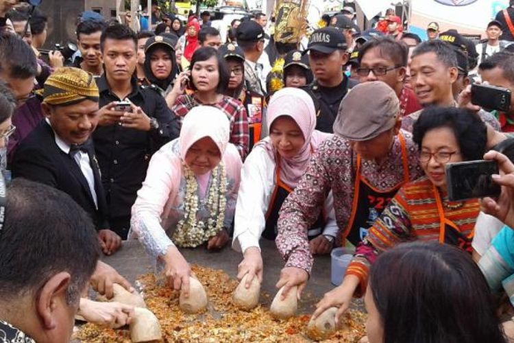 Risma ikut ramaikan Festival Rujak Uleg 2016, Minggu (29/5/2016)