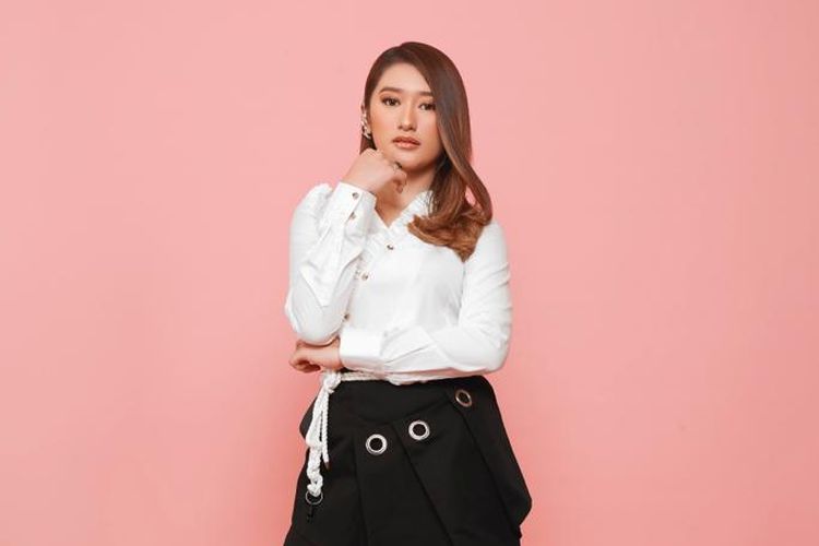 Putri pelawak Parto, Amanda Caesa Addiva, memiliki impian baru untuk segera mencetak album perdana. Penyanyi berusia 18 tahun tesrebut baru saja merilis karya baru berjudul Why Can't We.