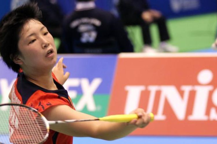 Tunggal putri Jepang, Akane Yamaguchi, mengembalikan shuttlecock pada Wang Yihan pada pertandingan semifinal Yonex Japan Open Superseries 2013, di Tokyo, Jepang, Jumat (21/9/2013).