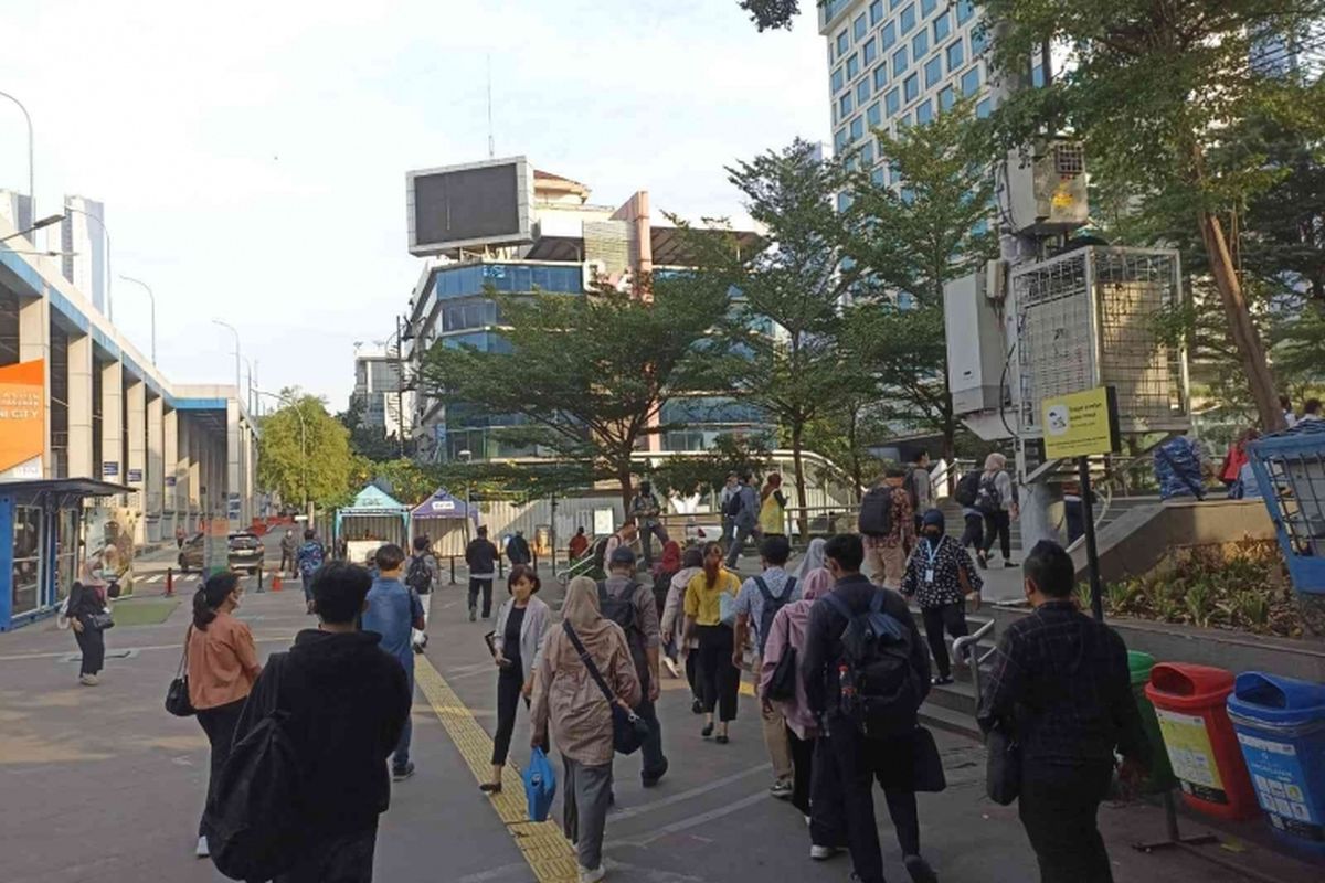 Penumpang KRL Commuter Line berpindah ke moda transportasi MRT Jakarta, Selasa (13/6/2023).