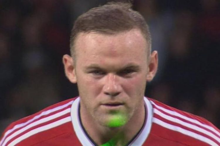 Striker Manchester United, Wayne Rooney, diganggu sorotan sinar laser sebelum mengambil eksekusi penalti pada laga kontra Middlesbrough, Rabu (28/10/2015).