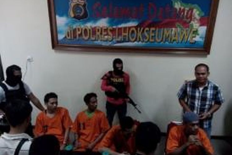 Empat anggota kelompok bersenjata pimpinan Din Minimi di Polres Lhokseumawe, Aceh, Minggu (30/8/2015).