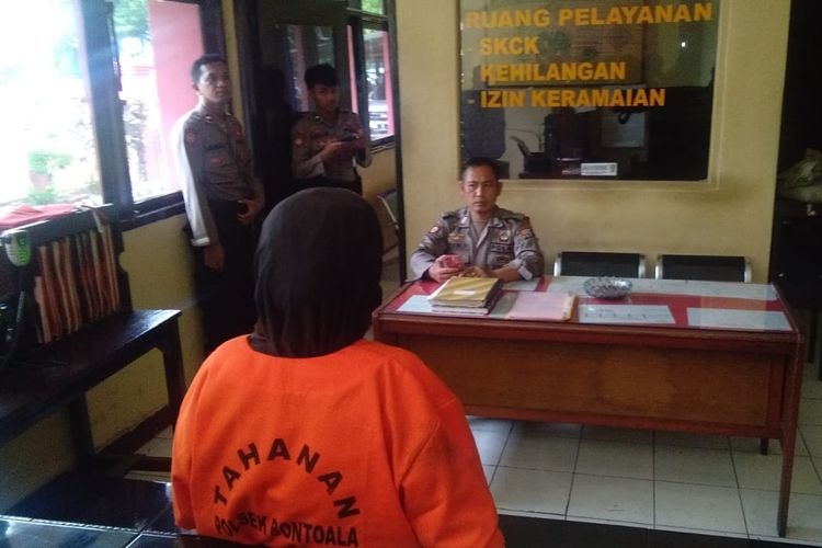 Nenek Tampa (61) di Polsek Bontoala ditangkap karena dugaan menipu korban hingga Rp 1,2 miliar dengan menggunakan lembaran ayat-ayat, Kamis (28/3/2019).