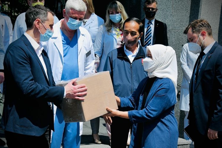 Ibu Iriana Joko Widodo dan Presiden Joko Widodo menyerahkan bantuan obat-obatan ke Pusat Ilmiah dan Bedah Endokrin, Transplantasi Organ dan Jaringan Endokrin Ukraina di Kota Kyiv, Rabu (29/6/2022).